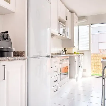 San With Private Parking アパート